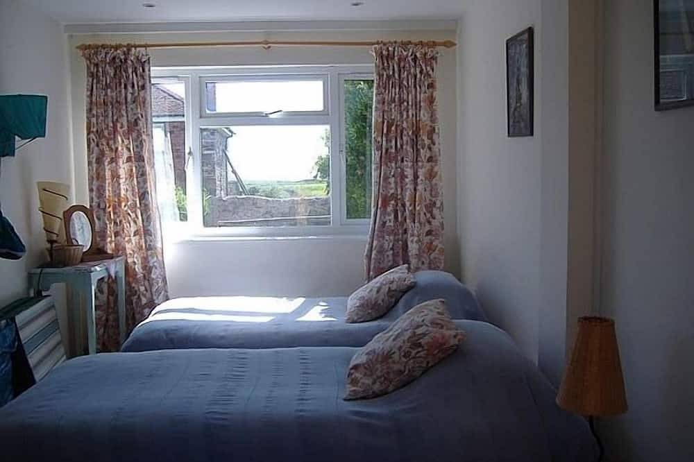Countryside Cottage 5 mins from the sandy beaches on the Isle of Wight. in Brighstone, Isle of Wight