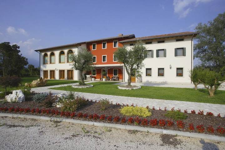 Maison de campagne, avec Terrasse et Jardin ainsi que Piscine et Vue à Sacile