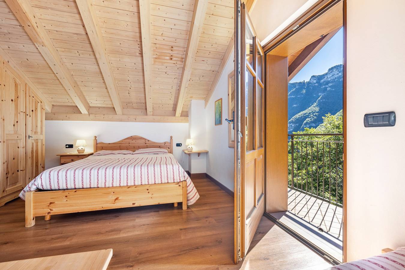 Zimmer 'Camera Matrimoniale' mit Bergblick, Gemeinschaftsgarten und Balkon in Ala, Trentino