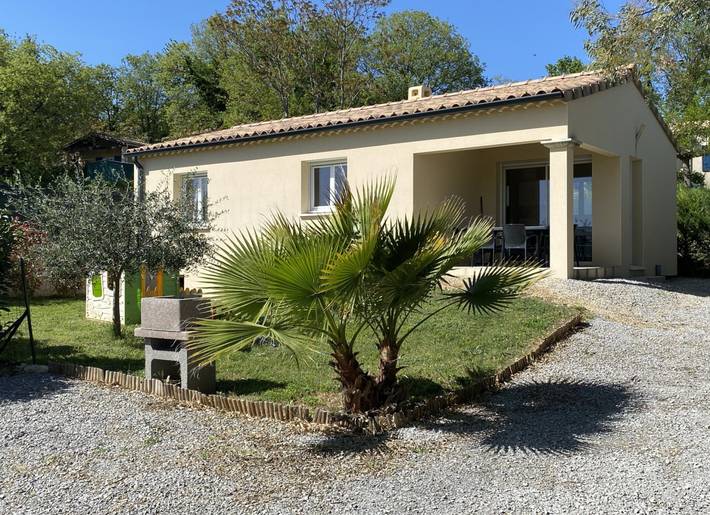 Gîte pour 6 personnes, avec terrasse et jardin