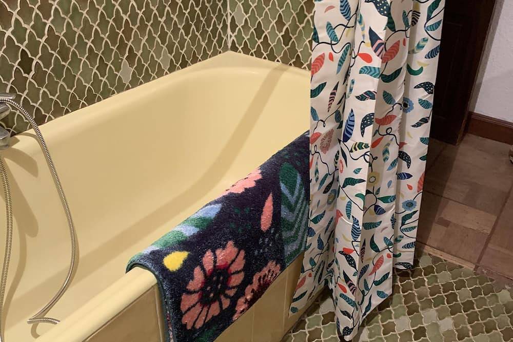 Entire apartment, Apartment 57 m2 in the heart of Tourtour in Tourtour, Draguignan region