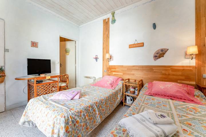 Room 'Terre de Provence' with Shared Terrace, Communal Garden and Wi-Fi in Bédoin, Parc naturel régional du Mont-Ventoux