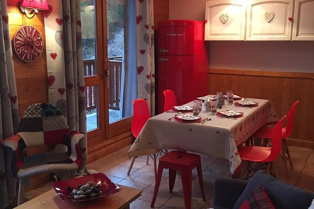 Entire apartment, Les Arcs - Arc 2000 - Apartment With Pool In Chalet - 3 Rooms - Skis On Foot in Les Arcs, Bourg-Saint-Maurice