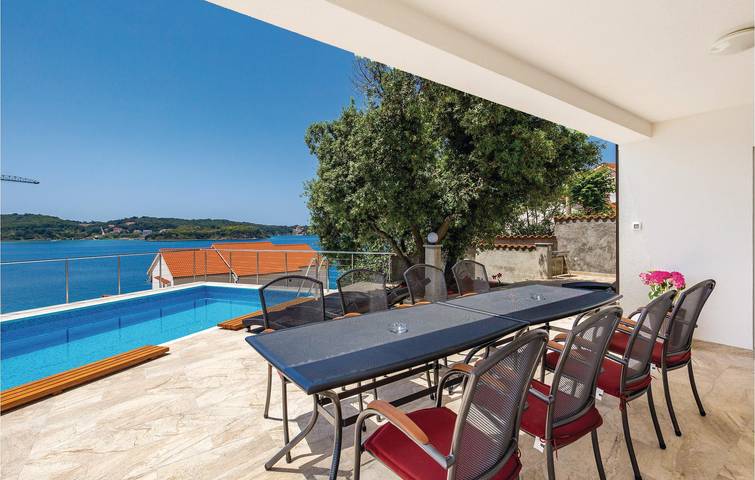 Stylish 2-Bed Apartment with Terrace, 2km to Rajska Plaża in Lopar, Rab