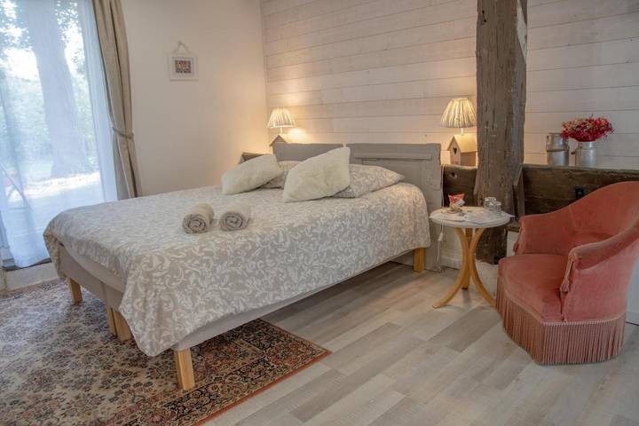 Chambre d’hôte pour 2 personnes, avec Jacuzzi et Terrasse ainsi que Jardin et Sauna