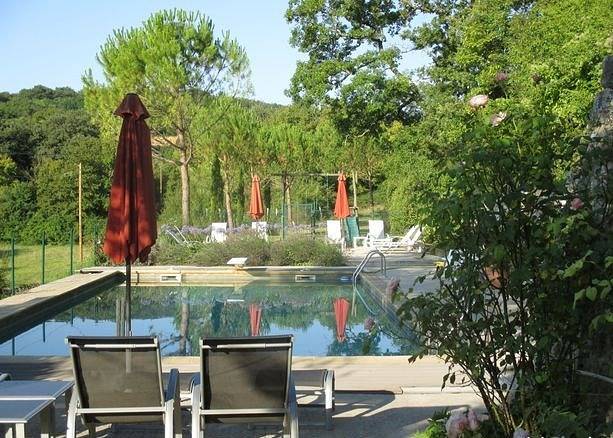Gîte pour 4 personnes, avec terrasse ainsi que piscine et jardin
