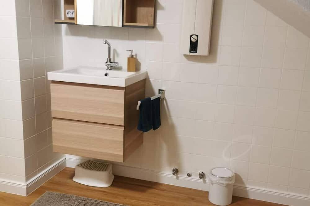 Ganze Wohnung, Klimatisierte Dachgeschosswohnung.Geeignet für Messebesucher sowie Familien. in Monheim am Rhein, Kreis Mettmann