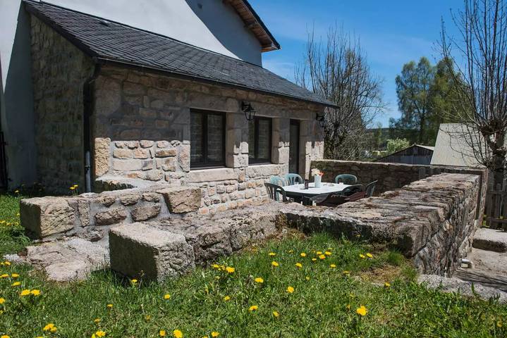 Gîte pour 6 personnes, avec piscine et jardin