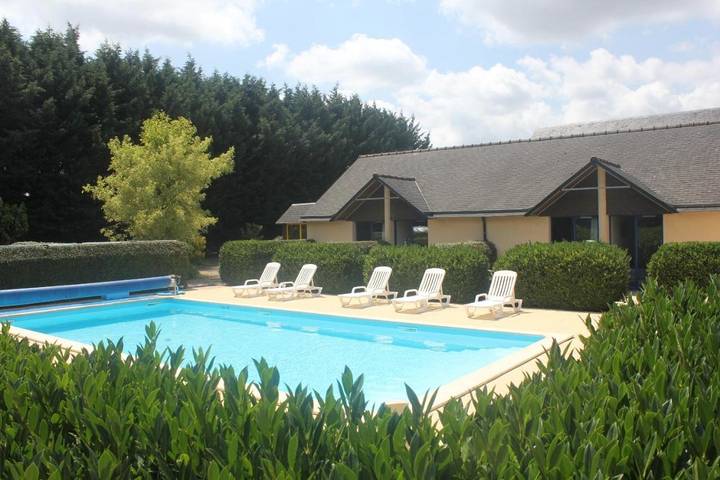 Hôtel pour 3 personnes, avec piscine ainsi que terrasse et jardin