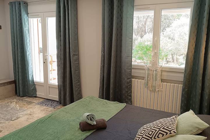 Gîte pour 3 personnes, avec jardin et terrasse ainsi que piscine et jacuzzi à Aurons - 3