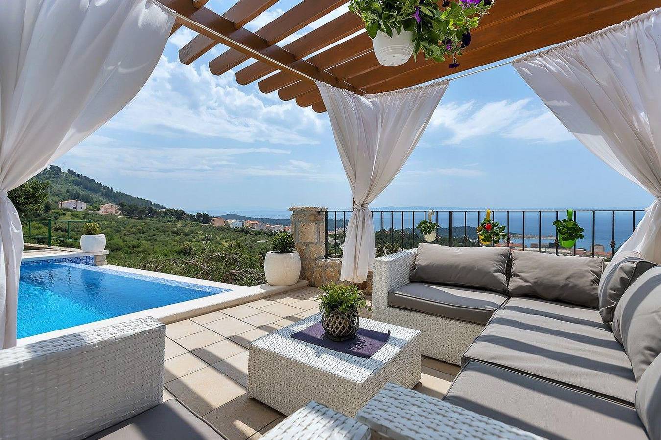 Alleinstehendes Ferienhaus mit beheiztem infinity Pool und Meerblick in Makarska, Makarska Riviera
