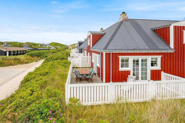 Ferienhaus für 4 Personen, mit Balkon/Terrasse und Whirlpool sowie Terrasse und Sauna in Søndervig