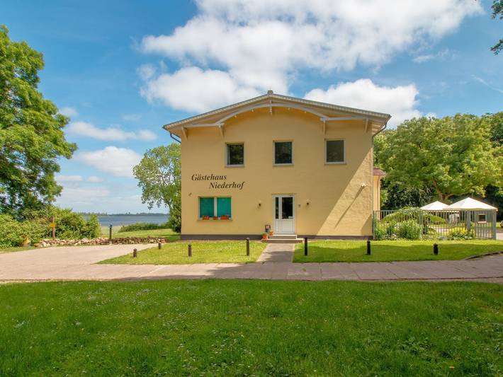 Ferienwohnung für 5 Personen, mit Garten und Seeblick, kinderfreundlich in Sundhagen