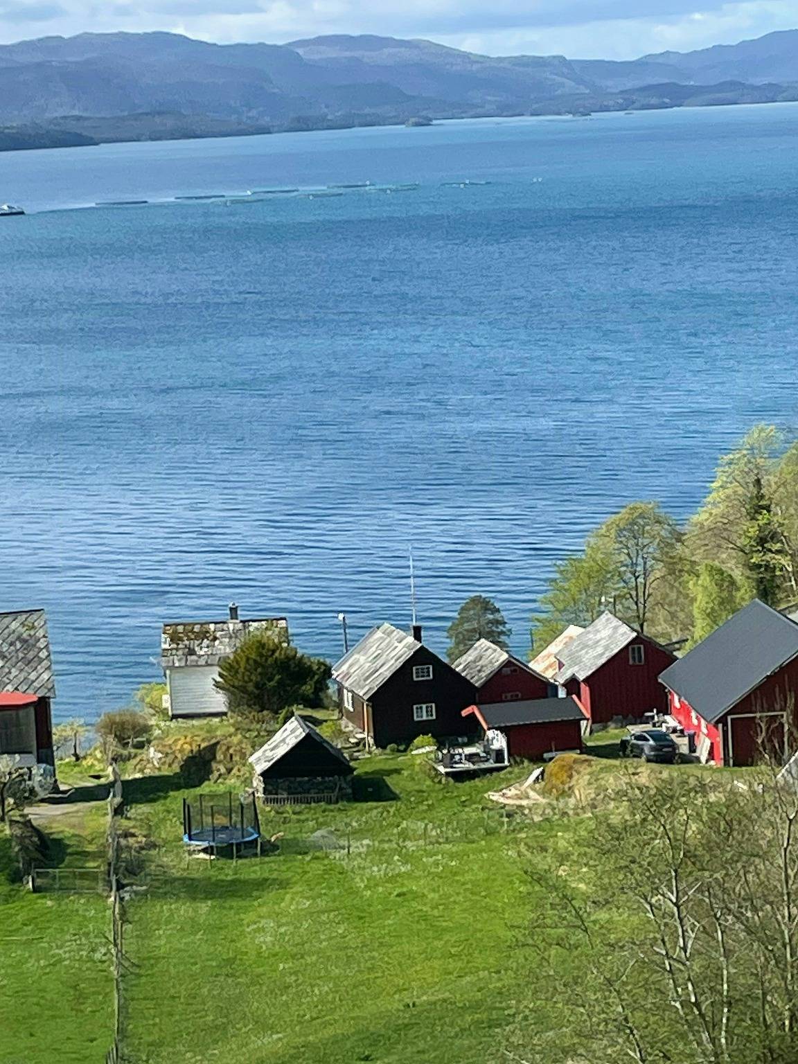 Historischer Bauernhof mit Meerblick über den Bjørnefjord in Fusa
