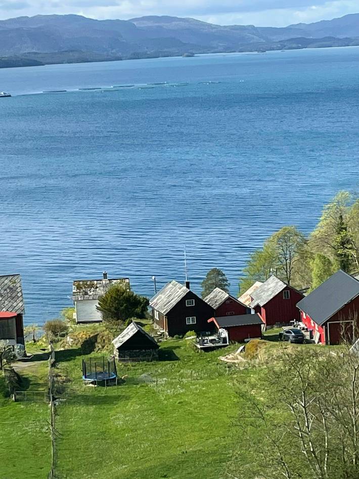 Historischer Bauernhof mit Meerblick über den Bjørnefjord in Fusa