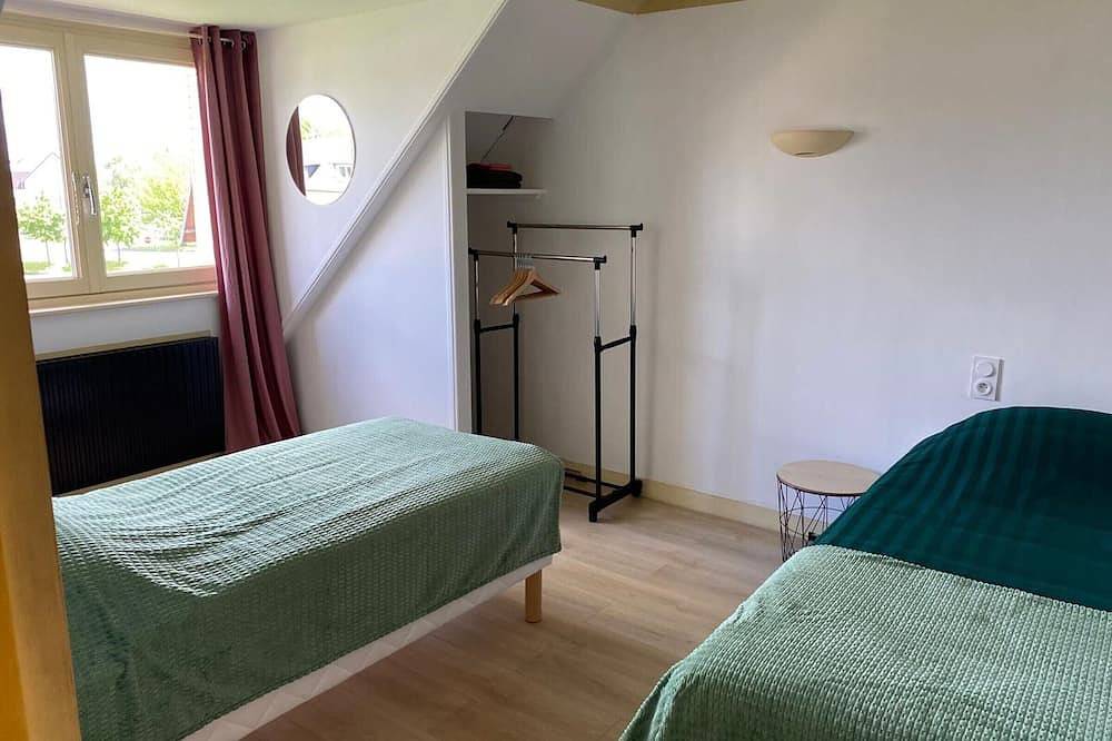 Grande Maison en Bord de l'Eau avec Jardin - 6 Chambres, Proche Commerces in La Chartre-sur-le-Loir, Vallée de la Loire