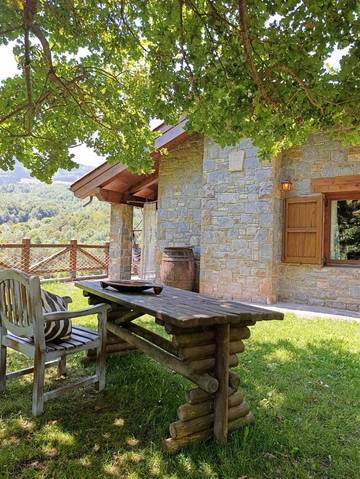 Gîte pour 11 personnes, avec bassin pour enfant et piscine ainsi que jardin et vue, animaux acceptés à Vilallonga de Ter