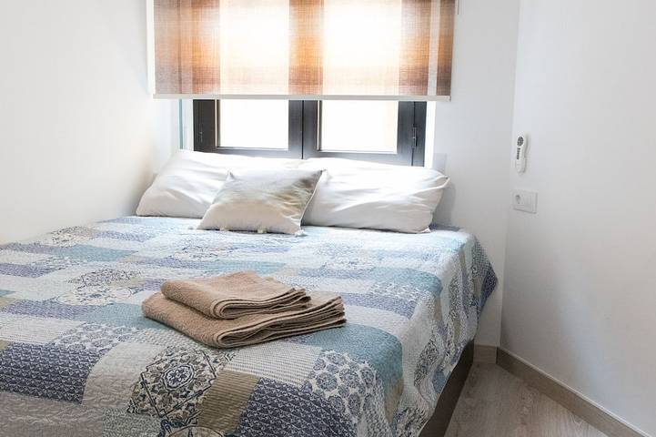 Appartement entier, Centre de Figueres à 4 minutes à pied du musée Dalí ! Duplex avec terrasse et escalier en colimaçon in Figueras, Haut-Ampurdan