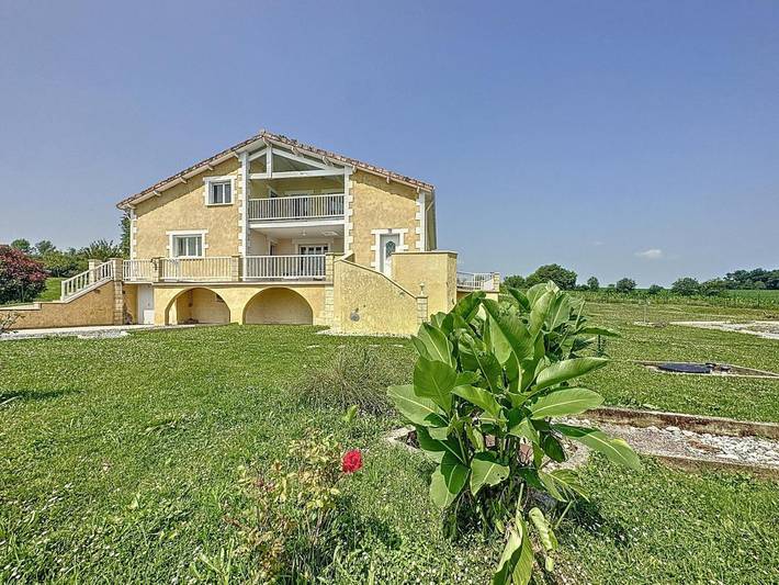 Gîte pour 11 personnes, avec jardin dans Horsarrieu