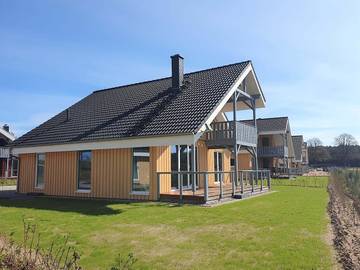 Ferienhaus für 8 Personen, mit Garten und Sauna sowie Balkon und Whirlpool in Mirow