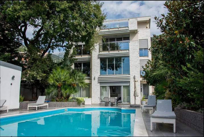 Villa for 8 people, with Balcony and Hot tub as well as Terrace and Garden in Budva