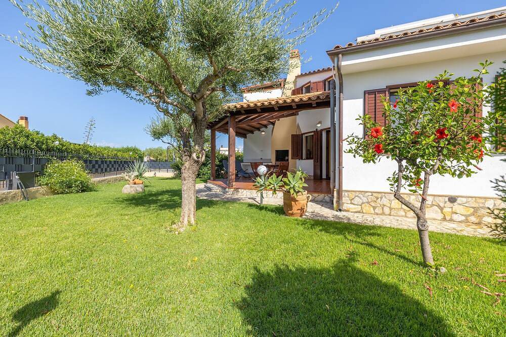 Villecefalu. English lawn. 2 kitchens, 3 bedrooms, 3 bathrooms, veranda in Piana Calzata, Palermo Province