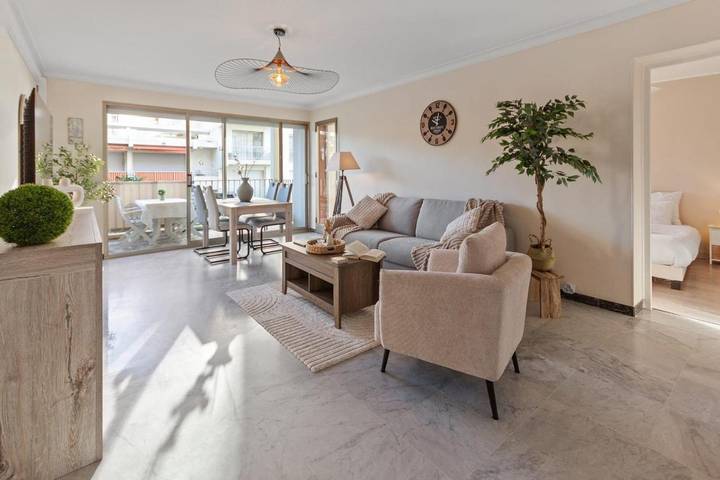 Gîte pour 4 personnes, avec terrasse et piscine dans Plage de la Salis