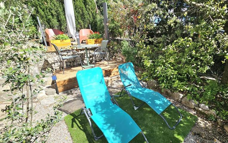 Gîte pour 2 personnes, avec vue et jardin à Claviers