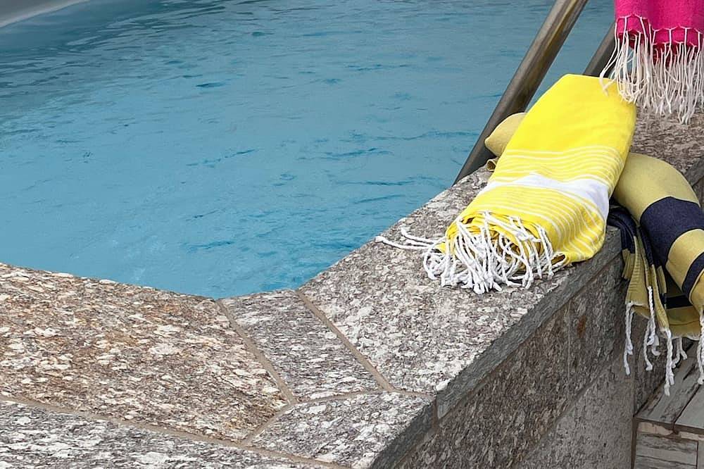 Petite maison avec piscine n°6  cœur de la ville avec sa cour quartier calme in Calvi, Région de Calvi