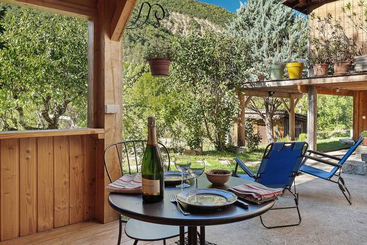Maison d'hôtes Les Baladins : vue montagne, terrasse privée, Wi-Fi, ouverte toute l'année in Romeyer, Parc naturel régional du Vercors