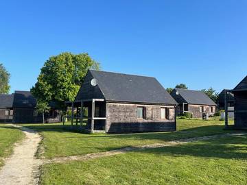 Parc de vacances pour 5 personnes, avec piscine ainsi que vue et terrasse dans Sainte-Suzanne-et-Chammes
