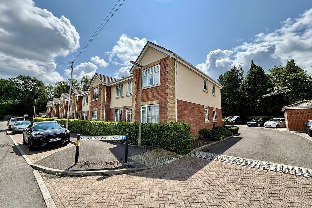 Apartamento entero, Woking 2-Bed Flat with Balcony and Parking in Woking, Surrey
