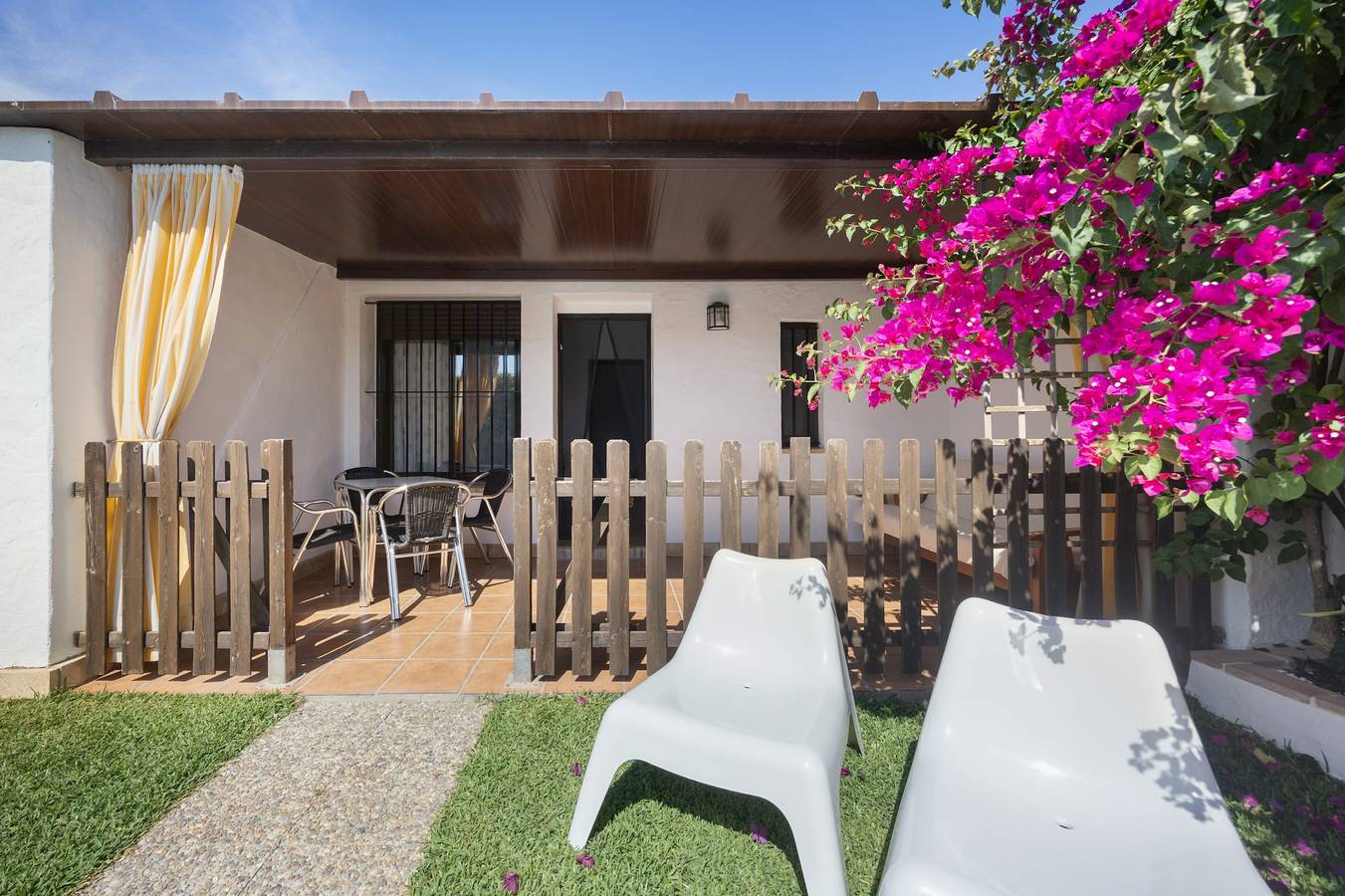 Apartamentos Galindo: Piscina in Condivisione, Solo per Famiglie in Conil de la Frontera, Costa de la Luz