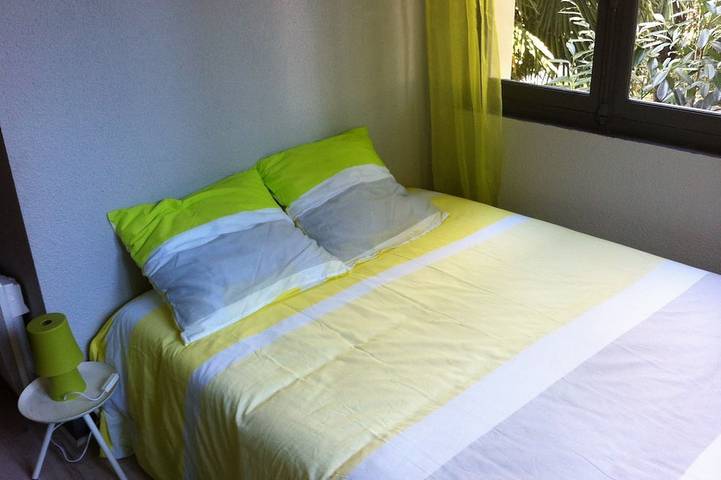 Apartamento entero, Hermoso T3 \"diseño\", 4 *, tranquilo en el jardín, centro de la ciudad -2 dormitorios, 2/5 personas in Lourdes (Altos Pirineos), Altos Pirineos