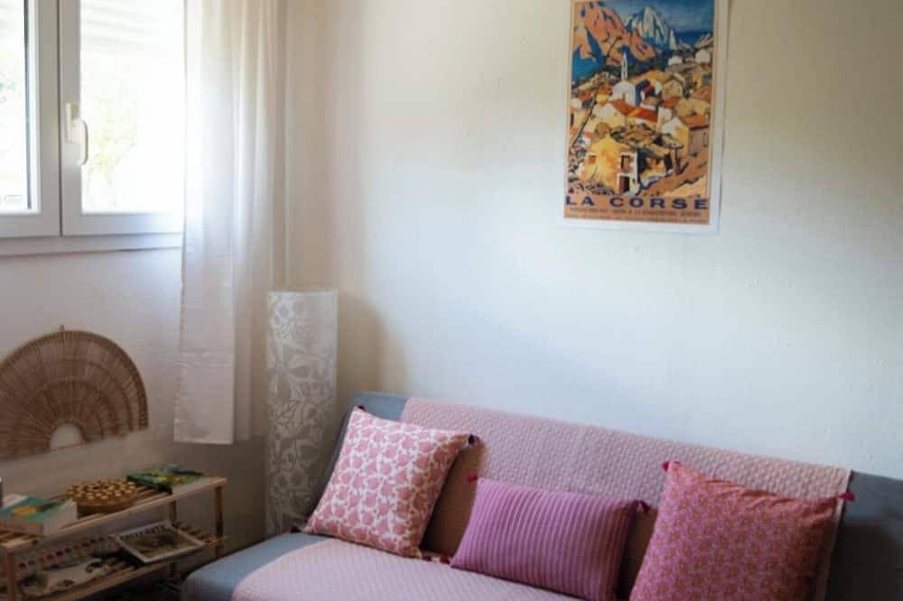 Entire apartment, Quiet, cocooning apartment 1.2km from the center. Mountain and river views nearby in Corte, Parc naturel régional de Corse