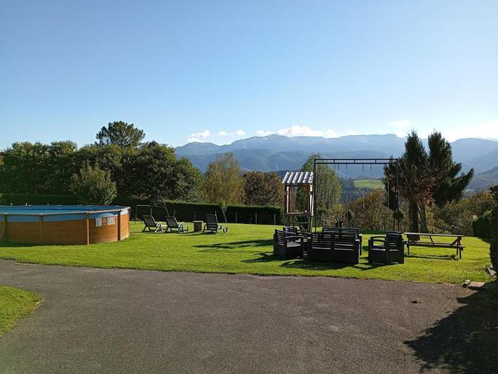 Location de vacances pour 11 personnes, avec piscine ainsi que vue et jardin, animaux acceptés à Tilhouse