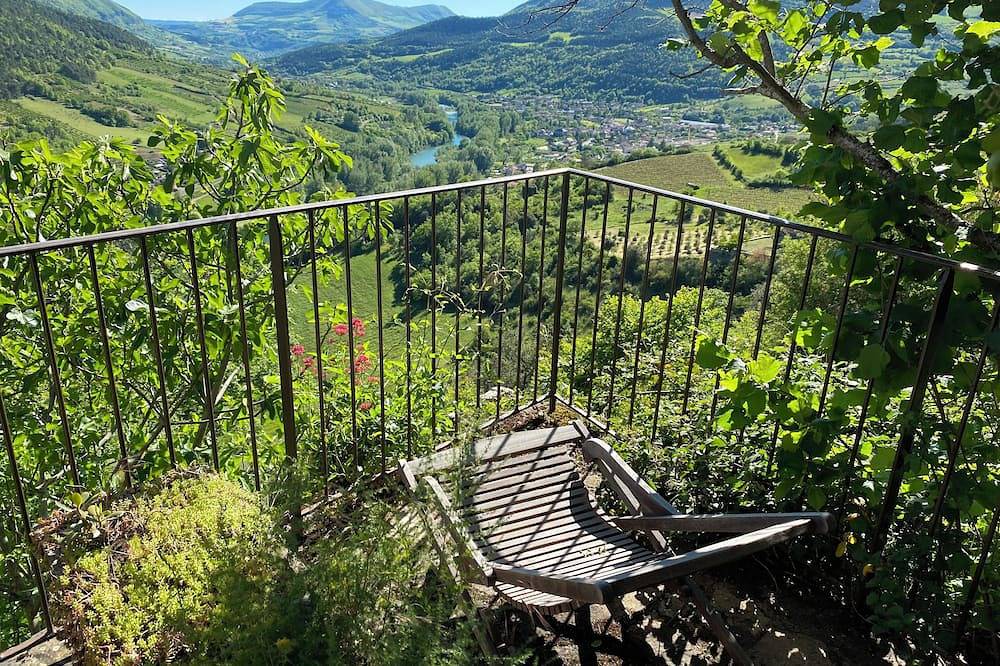 Entire apartment, Welcome to Calades with sunset terrace overlooking the Tarn.... in Rivière-sur-Tarn, Parc naturel régional des Grands Causses