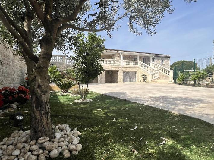 Villa pour 28 personnes, avec Jacuzzi et Terrasse ainsi que Jardin et Piscine