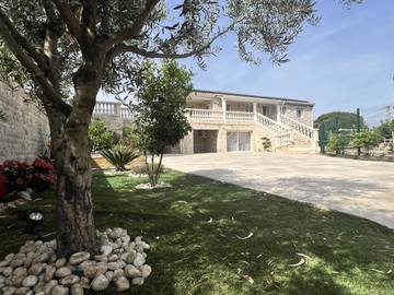 Location de vacances pour 23 personnes, avec sauna et jardin ainsi que piscine et vue, animaux acceptés à Cuxac-d'Aude