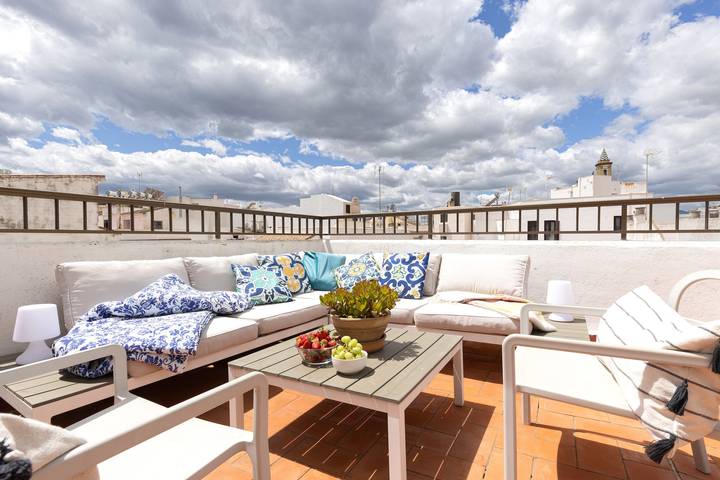 Vacation Home 'La Casa de Manuel' Close to the Beach with terrace in Estepona Old Town, Estepona