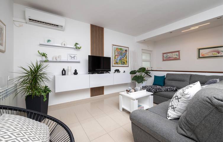 Amplio apartamento de 2 dormitorios con piscina cerca de Labin y de los servicios locales in Labin City, Labin