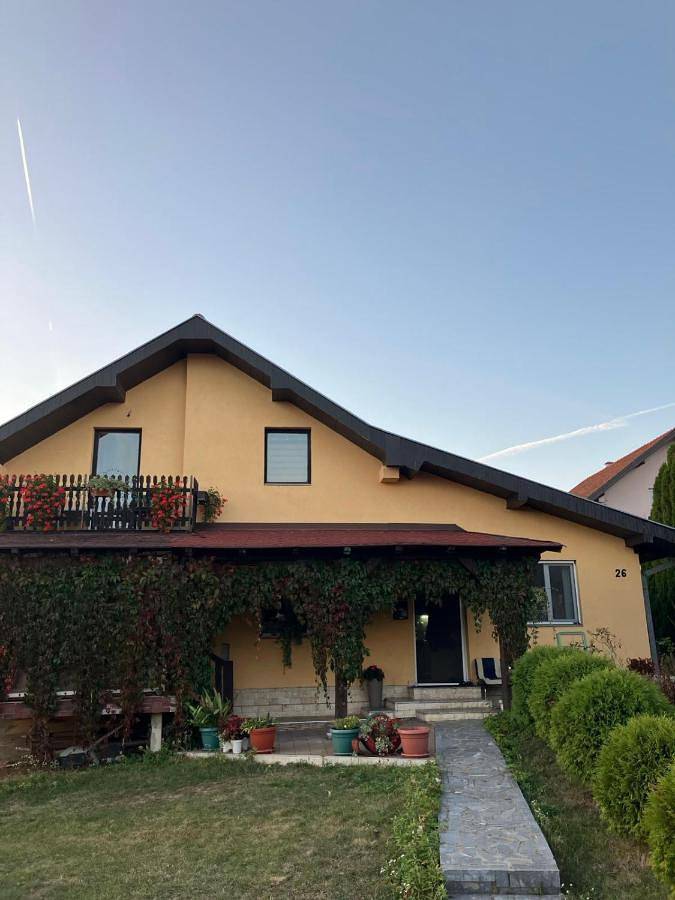 Appartement de vacances pour 5 personnes, avec vue ainsi que jardin et balcon