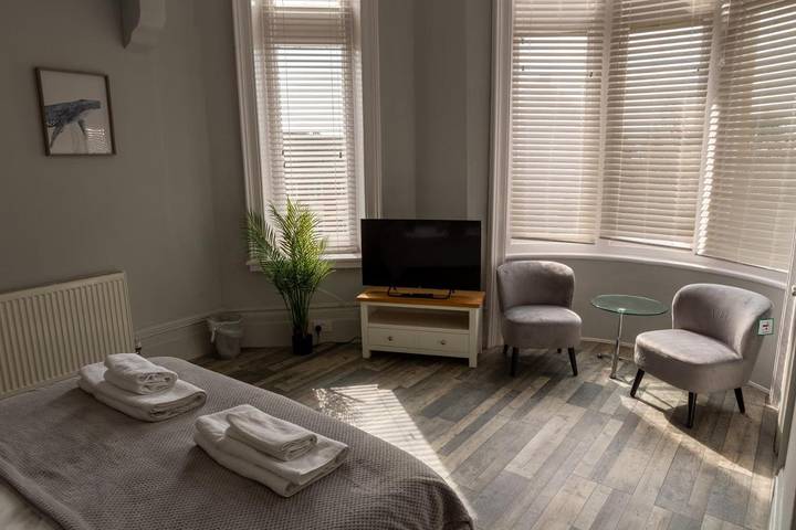 Location de vacances pour 5 personnes, avec terrasse ainsi que vue et jardin à Hastings - 4