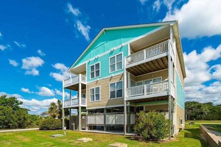 Vacation rental for 7 people, with yard and pool as well as balcony in Atlantic Beach