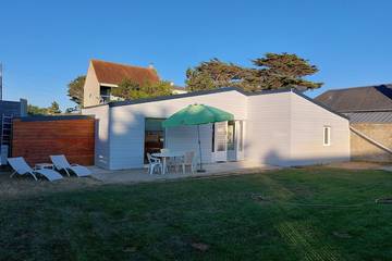 Gîte pour 4 personnes, avec jardin ainsi que jacuzzi et terrasse à Denneville