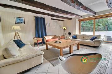 Gîte pour 10 personnes, avec piscine et jardin ainsi que jacuzzi et terrasse à Merlevenez