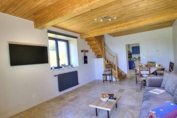 Location de vacances pour 4 personnes, avec jardin à Thurins