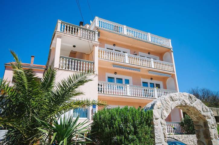 Ferienwohnung für 4 Personen, mit Balkon und Garten in Crikvenica