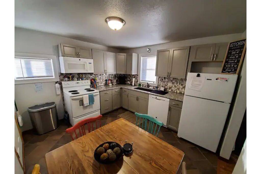 Ganze Wohnung, Clean Ground Level Apt/Queen Bed/Free Parking & Laundry/Close to Downtown in Fargo, North Dakota