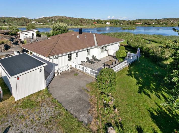 Ferienhaus für 12 Personen, mit Whirlpool und Terrasse sowie Garten und Seeblick in Tanum
